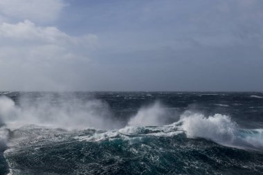 Güzel deniz manzarası. Dalgalar, bulutlar ve güzel ışıklandırmalı gökyüzü. Fırtınalı deniz, kötü hava. Gale. Dalgalı deniz.