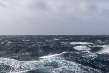 Güzel deniz manzarası. Dalgalar, bulutlar ve güzel ışıklandırmalı gökyüzü. Fırtınalı deniz, kötü hava. Gale. Dalgalı deniz.
