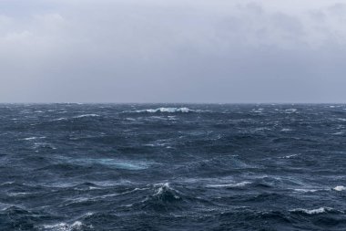 Güzel deniz manzarası. Dalgalar, bulutlar ve güzel ışıklandırmalı gökyüzü. Fırtınalı deniz, kötü hava. Gale. Dalgalı deniz.