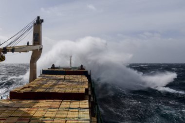 Kargo gemisi fırtınalı denizde kargo taşıyor. Seyir köprüsünden görüntü. Fırtınalı deniz, kötü hava. Gale. Dalgalı deniz.