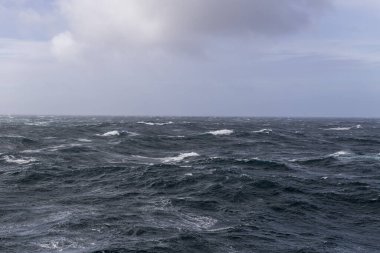 Güzel deniz manzarası. Dalgalar, bulutlar ve güzel ışıklandırmalı gökyüzü. Fırtınalı deniz, kötü hava. Gale. Dalgalı deniz.