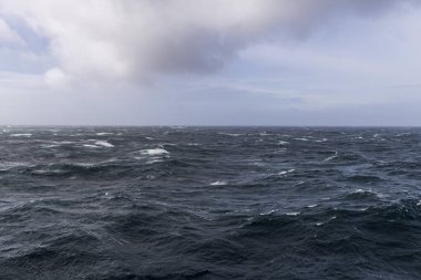 Güzel deniz manzarası. Dalgalar, bulutlar ve güzel ışıklandırmalı gökyüzü. Fırtınalı deniz, kötü hava. Gale. Dalgalı deniz.