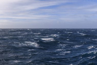 Güzel deniz manzarası. Dalgalar, bulutlar ve güzel ışıklandırmalı gökyüzü. Fırtınalı deniz, kötü hava. Gale. Dalgalı deniz.