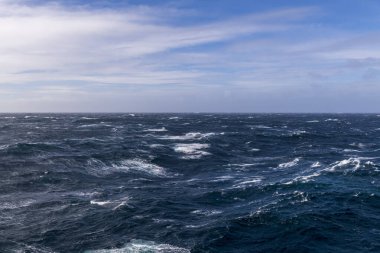 Güzel deniz manzarası. Dalgalar, bulutlar ve güzel ışıklandırmalı gökyüzü. Fırtınalı deniz, kötü hava. Gale. Dalgalı deniz.