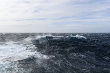 Güzel deniz manzarası. Dalgalar, bulutlar ve güzel ışıklandırmalı gökyüzü. Fırtınalı deniz, kötü hava. Gale. Dalgalı deniz.