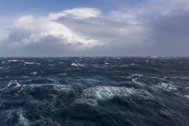 Güzel deniz manzarası. Dalgalar, bulutlar ve güzel ışıklandırmalı gökyüzü. Fırtınalı deniz, kötü hava. Gale. Dalgalı deniz.