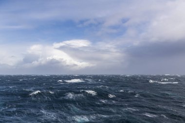 Güzel deniz manzarası. Dalgalar, bulutlar ve güzel ışıklandırmalı gökyüzü. Fırtınalı deniz, kötü hava. Gale. Dalgalı deniz.
