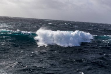 Güzel deniz manzarası. Dalgalar, bulutlar ve güzel ışıklandırmalı gökyüzü. Fırtınalı deniz, kötü hava. Gale. Dalgalı deniz.