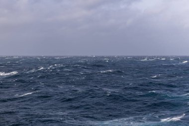 Güzel deniz manzarası. Dalgalar, bulutlar ve güzel ışıklandırmalı gökyüzü. Fırtınalı deniz, kötü hava. Gale. Dalgalı deniz.