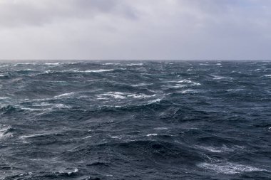 Güzel deniz manzarası. Dalgalar, bulutlar ve güzel ışıklandırmalı gökyüzü. Fırtınalı deniz, kötü hava. Gale. Dalgalı deniz.