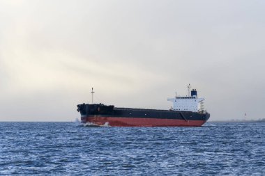 Toplu taşıyıcı gemi. Yandan bak. Bulker. Kuru kargo gemisi.