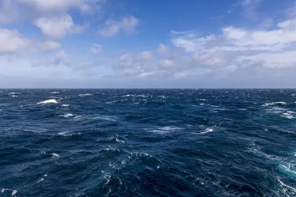 Güzel deniz manzarası. Dalgalar, bulutlar ve güzel ışıklandırmalı gökyüzü. Fırtınalı deniz, kötü hava. Gale. Dalgalı deniz.