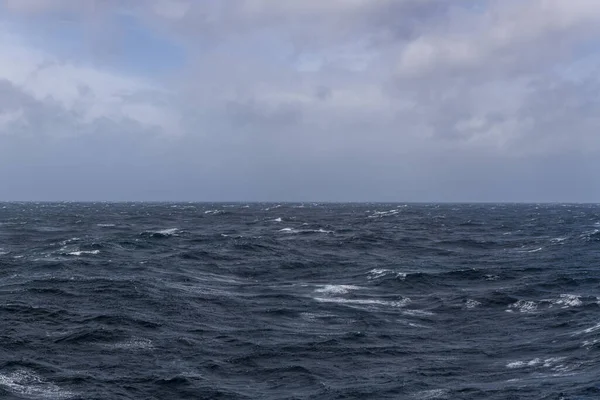 Güzel deniz manzarası. Dalgalar, bulutlar ve güzel ışıklandırmalı gökyüzü. Fırtınalı deniz, kötü hava. Gale. Dalgalı deniz.