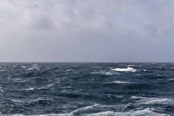 Güzel deniz manzarası. Dalgalar, bulutlar ve güzel ışıklandırmalı gökyüzü. Fırtınalı deniz, kötü hava. Gale. Dalgalı deniz.