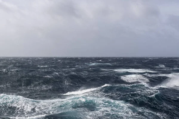 Güzel deniz manzarası. Dalgalar, bulutlar ve güzel ışıklandırmalı gökyüzü. Fırtınalı deniz, kötü hava. Gale. Dalgalı deniz.