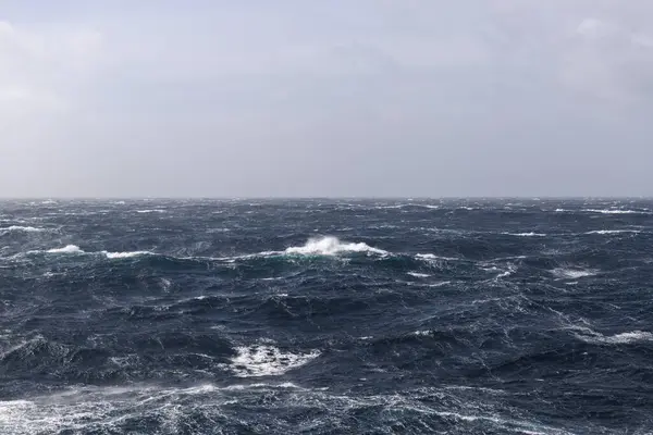 Güzel deniz manzarası. Dalgalar, bulutlar ve güzel ışıklandırmalı gökyüzü. Fırtınalı deniz, kötü hava. Gale. Dalgalı deniz.