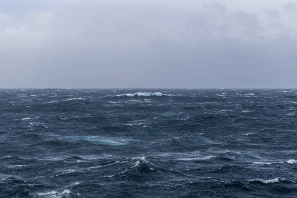 Güzel deniz manzarası. Dalgalar, bulutlar ve güzel ışıklandırmalı gökyüzü. Fırtınalı deniz, kötü hava. Gale. Dalgalı deniz.