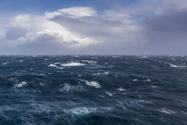 Güzel deniz manzarası. Dalgalar, bulutlar ve güzel ışıklandırmalı gökyüzü. Fırtınalı deniz, kötü hava. Gale. Dalgalı deniz.