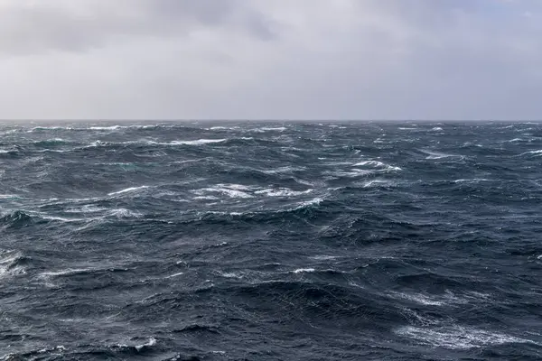 Güzel deniz manzarası. Dalgalar, bulutlar ve güzel ışıklandırmalı gökyüzü. Fırtınalı deniz, kötü hava. Gale. Dalgalı deniz.