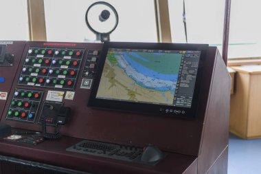 Büyük kargo gemisinde seyir köprüsü. Wheelhouse teknede. ECDIS, radar.