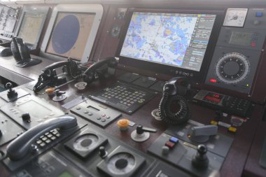 Seyrüsefer kontrol paneli ve VHF radyo. Geminin seyir köprüsü üzerinde çalışıyorum. Bulanık resim.