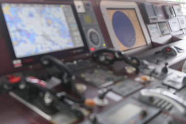 Seyrüsefer kontrol paneli ve VHF radyo. Geminin seyir köprüsü üzerinde çalışıyorum. Bulanık resim.