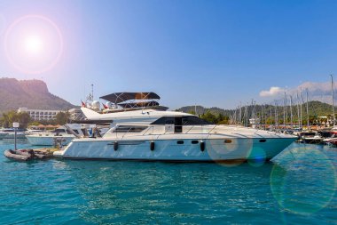 Marinada demirli süper lüks bir yat. Güneşli bir hava. Deniz manzaralı. Yatçılık, seyahat, tatiller, eğlence konsepti..