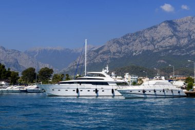 Marinada demirli süper lüks bir yat. Güneşli bir hava. Deniz manzaralı. Yatçılık, seyahat, tatiller, eğlence konsepti..