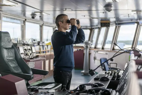 Deck Officer Med Kikare Bryggan Sjöman Ombord Fartyget Kommersiell Sjöfart Royaltyfria Stockfoton