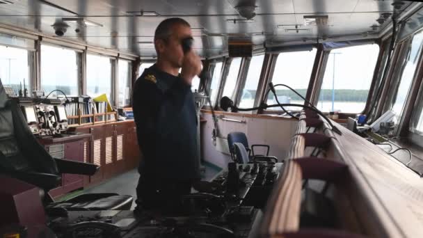 Officier Quart Avec Radio Jumelles Sur Passerelle Navigation Homme Caucasien — Video