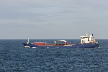Tanker. Kargo gemisi denizde. Işığı güzelleştir.