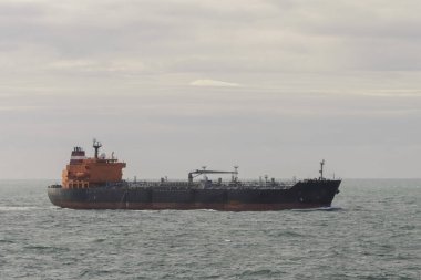 Tanker. Kargo gemisi denizde. Işığı güzelleştir.