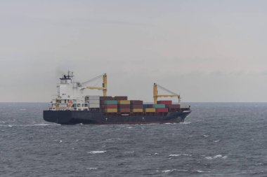 Konteyner gemisi. Kargo gemisi denizde. Işığı güzelleştir.