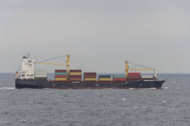 Konteyner gemisi. Kargo gemisi denizde. Işığı güzelleştir.