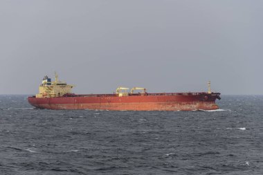 Kargo gemisi denizde. Işığı güzelleştir.