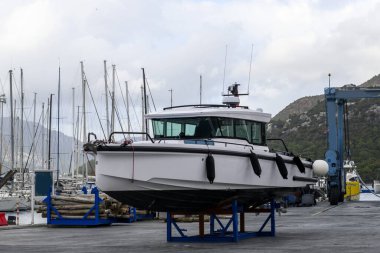 Motorlu tekne, gemi tamirhanesinde karaya çıktı. Bahçe zamanı. Onarılıyor.