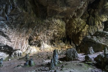 Sarkıtlar ve dikitlerle dolu bir mağara. Türkiye 'deki dağda Marmaris yakınlarında bir mağara. Güzel yeraltı görünümü.