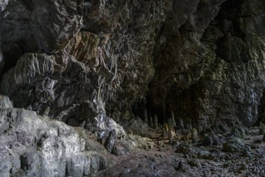 Sarkıtlar ve dikitlerle dolu bir mağara. Türkiye 'deki dağda Marmaris yakınlarında bir mağara. Güzel yeraltı görünümü.