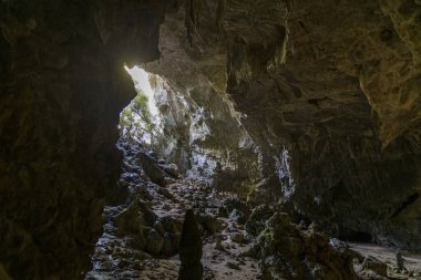 Sarkıtlar ve dikitlerle dolu bir mağara. Türkiye 'deki dağda Marmaris yakınlarında bir mağara. Güzel yeraltı görünümü.