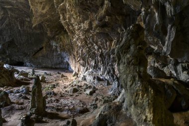 Sarkıtlar ve dikitlerle dolu bir mağara. Türkiye 'deki dağda Marmaris yakınlarında bir mağara. Güzel yeraltı görünümü.