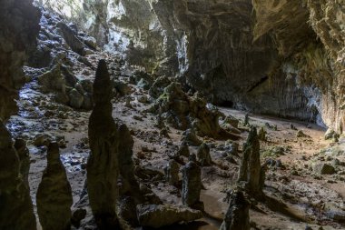 Sarkıtlar ve dikitlerle dolu bir mağara. Türkiye 'deki dağda Marmaris yakınlarında bir mağara. Güzel yeraltı görünümü.