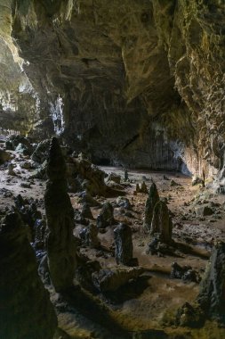Sarkıtlar ve dikitlerle dolu bir mağara. Türkiye 'deki dağda Marmaris yakınlarında bir mağara. Güzel yeraltı görünümü.