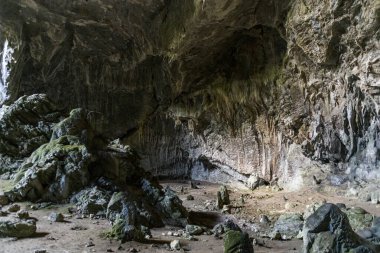 Sarkıtlar ve dikitlerle dolu bir mağara. Türkiye 'deki dağda Marmaris yakınlarında bir mağara. Güzel yeraltı görünümü.
