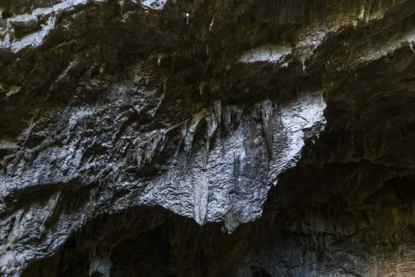 Sarkıtlar ve dikitlerle dolu bir mağara. Türkiye 'deki dağda Marmaris yakınlarında bir mağara. Güzel yeraltı görünümü.