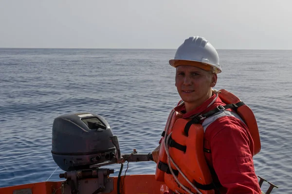 Orange Räddningsbåt Med Besättning Till Sjöss Man Överbord Borr Livbåtsutbildning Stockfoto