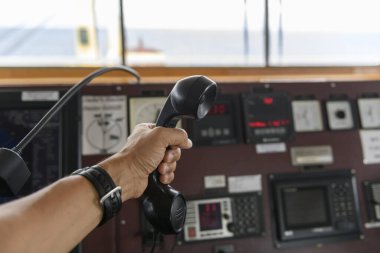 Seyrüsefer kontrol paneli ve VHF radyo. Denizdeki telsiz iletişimi. Geminin köprüsünde çalışıyorum..