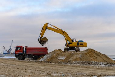 Sarı kazıcı şantiyede çalışıyor. Yol yapımı..