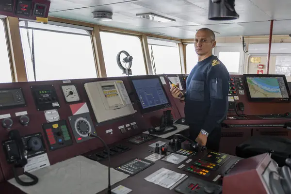Őrködő Tiszt Rádióval Parancsnoki Hídon Fehér Férfi Kék Egyenruhában Teherhajó Jogdíjmentes Stock Képek