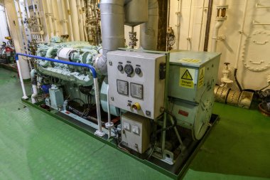 Denizci motoru. Dizel jeneratör. Makine dairesi içi..