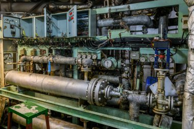 Denizci motoru. Dizel jeneratör. Makine dairesi içi..
